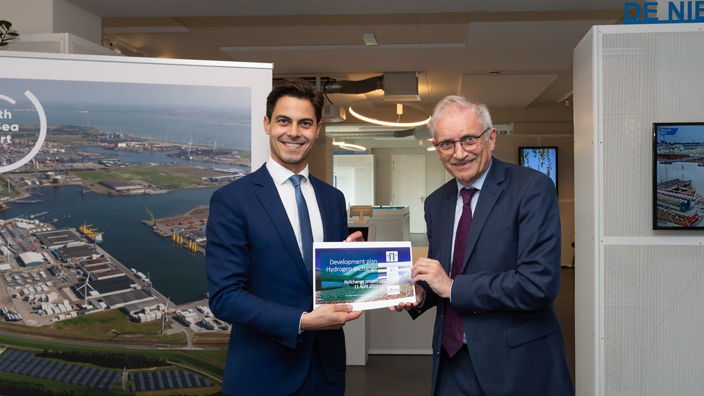 Port of Rotterdam - Minister Jetten Receives First Certificate for Green  Hydrogen from Hydrogen Exchange Initiative HyXchange - Hydrogen Central