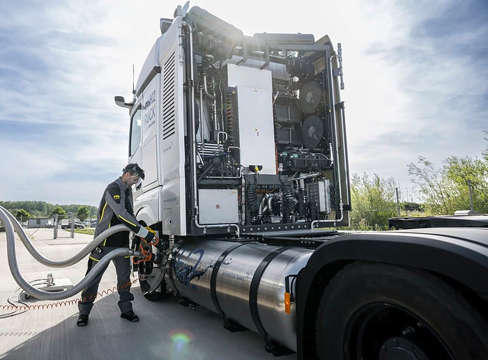 daimler truck fuel cell liquid hydrogen
